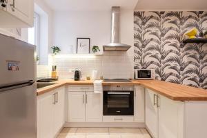 Warm Elegance Retreat : 75 m2 comfort near New York Café