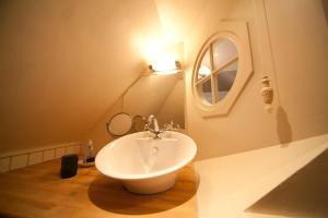 The Lodge: Adorable, Romantic Thatched Cottage