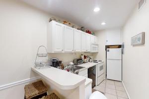 La Internacional Condominiums #210