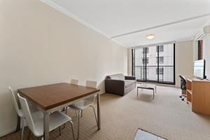One-Bedroom Apartment-Daily Housekeeping room in APX Darling Harbour