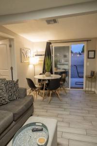 Sunny Guest Suite with large backyard - Pets Welcome