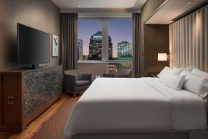 Guest Room, 1 King room in The Westin Cleveland Downtown