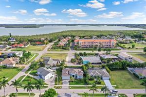 Pet-friendly home near shops with pool and spa