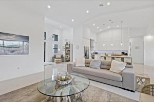 Pet-friendly home near shops with pool and spa