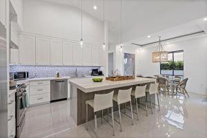 Pet-friendly home near shops with pool and spa