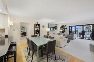 Delightful south end condo with pool. Steps to beach