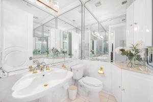 Opulent golf front home with SW-facing lanai and pool