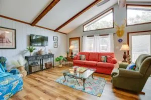 Oak Island Vacation Rental with Decks, Walk to Beach - أوك آيلاند
