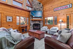 Chalet room in Beautiful Log Cabin! Hot-Tub Bonfire & Private Yet 4 Mins to Downtown!