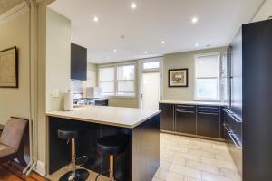 2 Mi to National Mall Modern DC Home