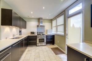 2 Mi to National Mall Modern DC Home