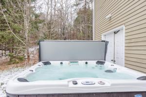 Maplewood Manor 8BR, Hot Tub, Gym, Fire Pit