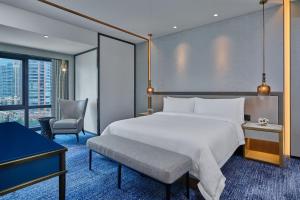 St. Regis Suite room in The St. Regis Chicago