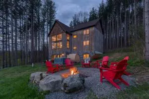 New & Stunning Chalet! Reno'd, Hot-Tub, Barrel Sauna, Slope Views, Fire Pit - Olean