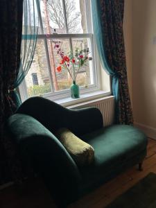 The Buxton Retreat A Luxurious 3-Storey Townhouse with Four Poster Bed and Double Jacuzzi Bath"