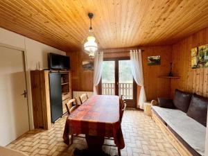 Maisons de vacances Gite Rochesson, 3 pieces, 3 personnes - FR-1-589-235 : photos des chambres