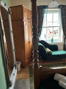 The Buxton Retreat A Luxurious 3-Storey Townhouse with Four Poster Bed and Double Jacuzzi Bath"