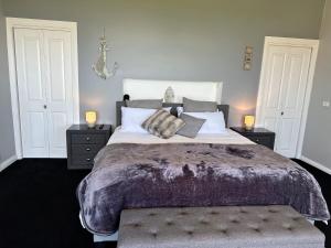 Wheel chair & Pet Friendly Waterfront Retreat, 10 minutes to Phiilip Island, fireplace, wood supplied, WIFI wine & chocolates