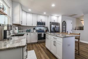 Newly Renovated listing! Cottage on Broad