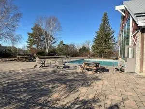 Relax & Rejuvenate at 2BR Retreat with Pool & Gym - Edgar