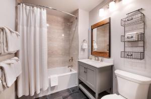 Cozy Zephyr Mountain Lodge condo with sweeping views of Arapahoe National Forest condo
