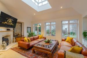 Stunning 6-bedroom countryside home