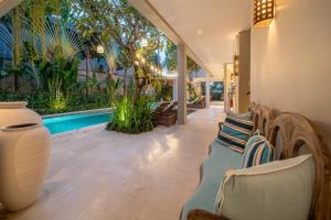 Villa Sunsara 2 - Spacious 4-Bedroom Haven next to Berawa Beach