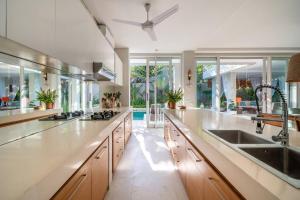 Villa Sunsara 2 - Spacious 4-Bedroom Haven next to Berawa Beach