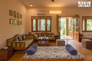 StayVistas Wildwood Canopy - Forest-View, Pet-Friendly Villa with Lawn & Indoor-Outdoor Games
