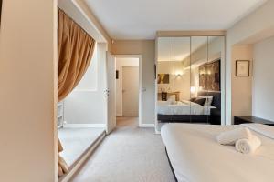 Apartment Arc de Triomphe by Studio prestige