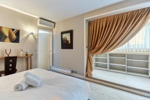 Apartment Arc de Triomphe by Studio prestige