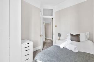 Luxury 3 bedroom apartment in the heart of High Street Kensington, London.