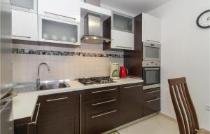 Amazing Apartment In Gracisce With Kitchen