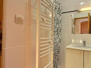 Appartement 3 pièces au pied des pistes avec cheminée et balcon - FR-1-455-188