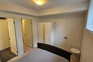 Modern 2BR Townhouse w Patio & Free Parking Family & Work Stays