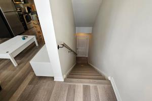 Modern 2BR Townhouse w Patio & Free Parking Family & Work Stays