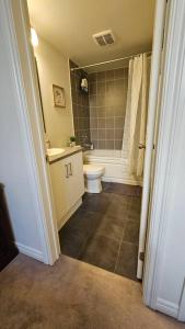 Modern 2BR Townhouse w Patio & Free Parking Family & Work Stays