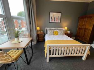 Serviced Apartment- 1 Bed-Next To Train Station
