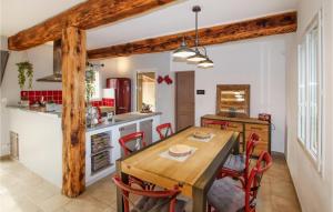 Maisons de vacances Lovely Home In Pourrieres : photos des chambres