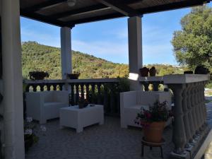 Dreibettzimmer mit Poolblick