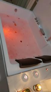 Suite mit Kingsize-Bett mit Whirlpool