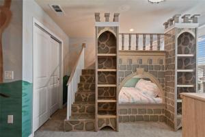 9 Bed Theatre Rm Stunner in Windsor Island