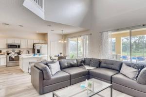 Lakefront 6BR Resort Pool Home Near Disney