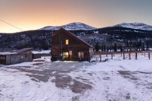 obrázek - The Bross Ranch Cabin - Open Floor Plan! 10Mi to Ski Breck! Hot Tub!