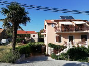 Apartments with a parking space Vrisnik, Hvar - 8733