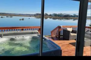 Marsh House, HOT TUB, Waterfront, KING bed, Close to Lejeune,