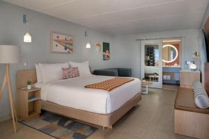 Standard King room in Island Drive Lodge