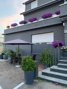 Günstiges grünes Ferienzimmer mit separater moderner Dusche - 伊兹林根