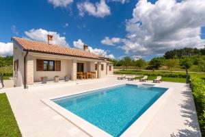 Villa Monti by Briskva