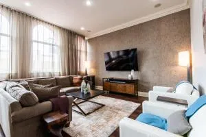 Luxe Louisville Condo~King BR~Near YUM Center - Georgetown